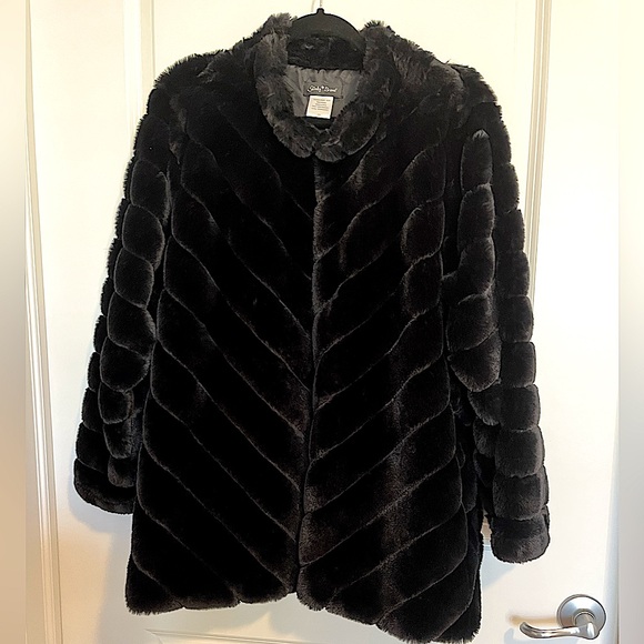 Slinky Brand Jackets & Blazers - Totally gorgeous super soft faux fur coat